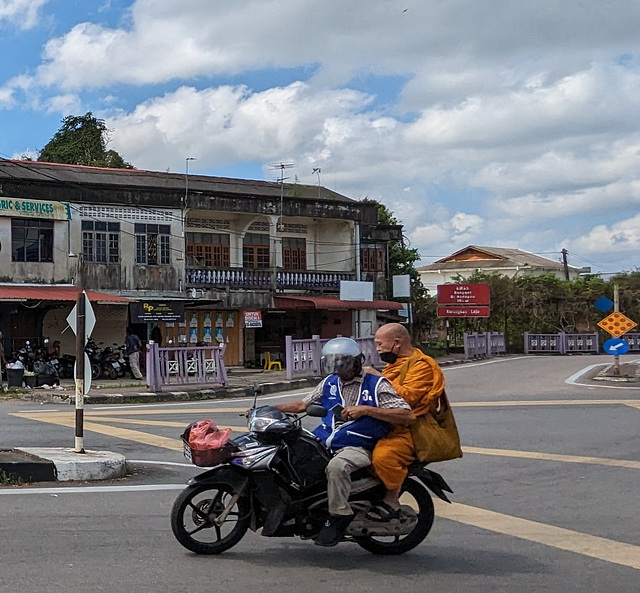 Un moine sur moto / A monk on motorbike