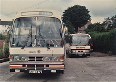 Top Gear (Pickup) UUR 347W and A747 MNE at the garage in Norden, Rochdale – 1 Aug 1985 (23-16)