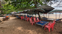 Chaises et parasols de plage