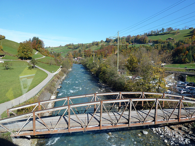 Blick aus der Niesen Standseilbahn nach der Ausfahrt in Mülenen. Unter uns die Kander