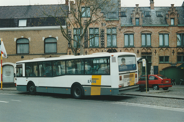 De Lijn contractor - Gruson Autobus 357134 (138 P3) in Poperinge - 29 Apr 2000