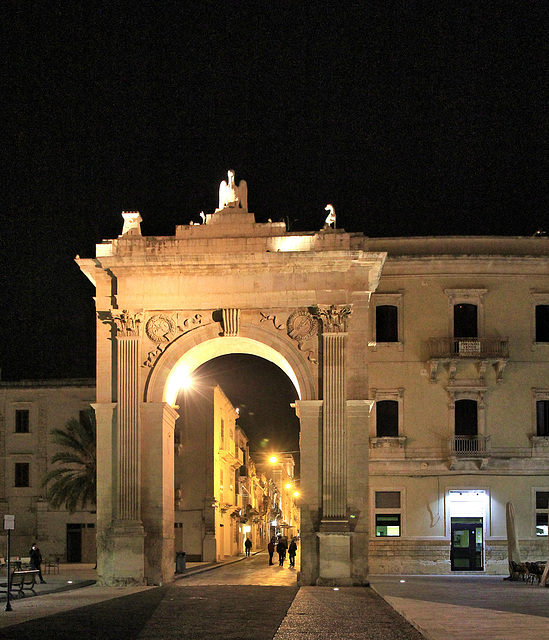 Noto bei Nacht