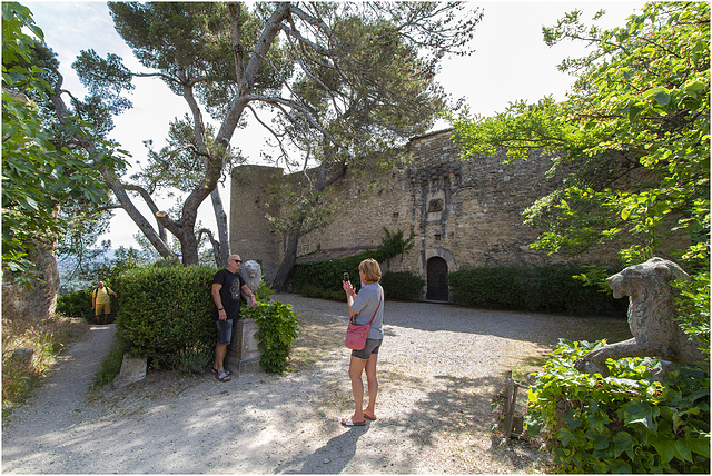 Arrivée devant le château - Ankunft vor dem Schloss - Arrival in front of the castle