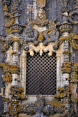 The complete Manueline motifs, including gargoyles, gothic pinnacles, statues and "ropes".