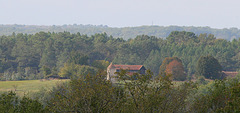 Pigeonnier et vieux séchoir à tabac dans la campagne Périgourdine un soir d'automne.