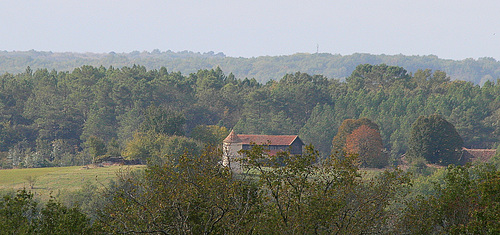 Pigeonnier et vieux séchoir à tabac dans la campagne Périgourdine un soir d'automne.