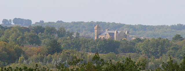 Eglise fortifiée Saint Laurent (XIII eme siècle) à Beaumont du Périgord vue de la campagne environnante