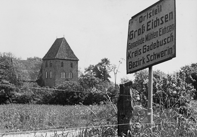 Groß Eichsen, Ortsschild und Kirche