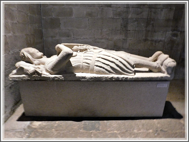 Gisant à l'intérieur de la Basilique Saint Sauveur à Dinan (22)