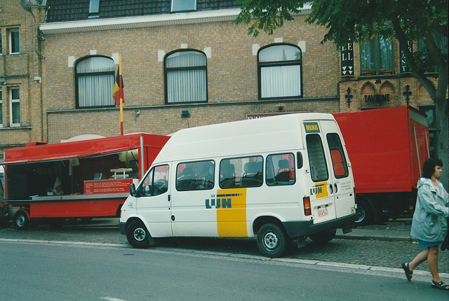 De Lijn contractor - Gruson Autobus 300503 (DGW 542) in Poperinge - 3 Aug 2001