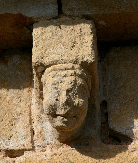 Modillon (Eglise romane de St Croix de Beaumont)