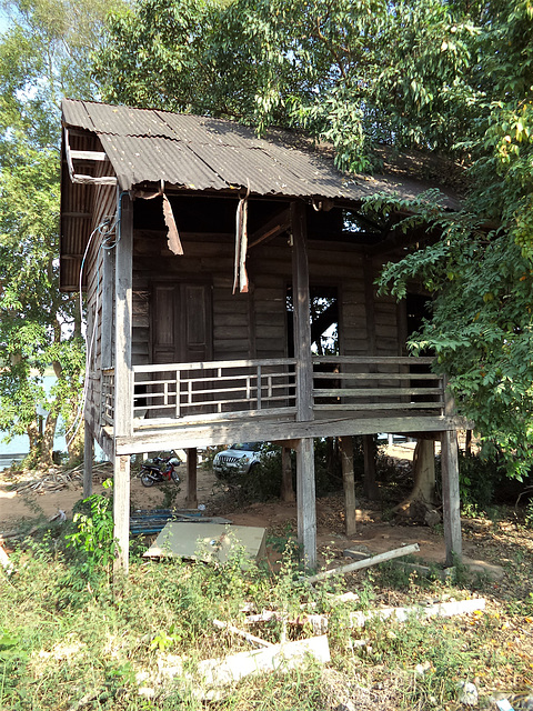 Vieille maison sur pilotis