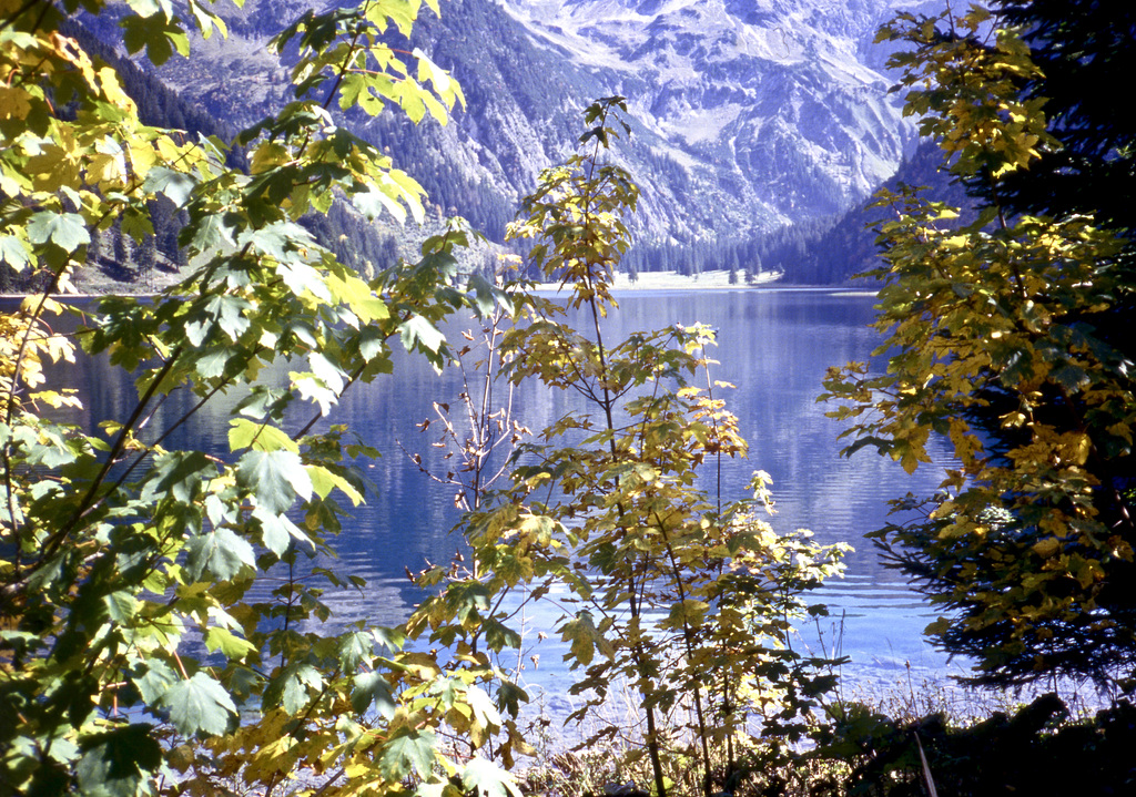 An einem Bergsee