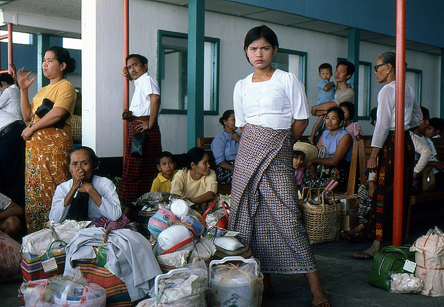 Warten auf den Abflug in Bagan ( Myanmar, Burma 1981 )