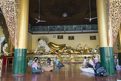 Szenen in der Shwedagon-Pagode (© Buelipix)