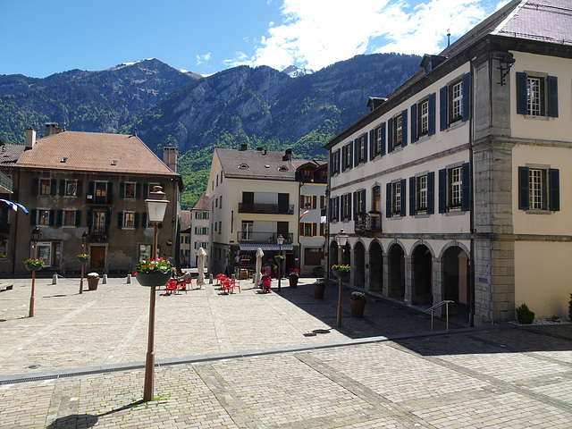 Am Place du Parvis im Zentrum von Saint Maurice VS