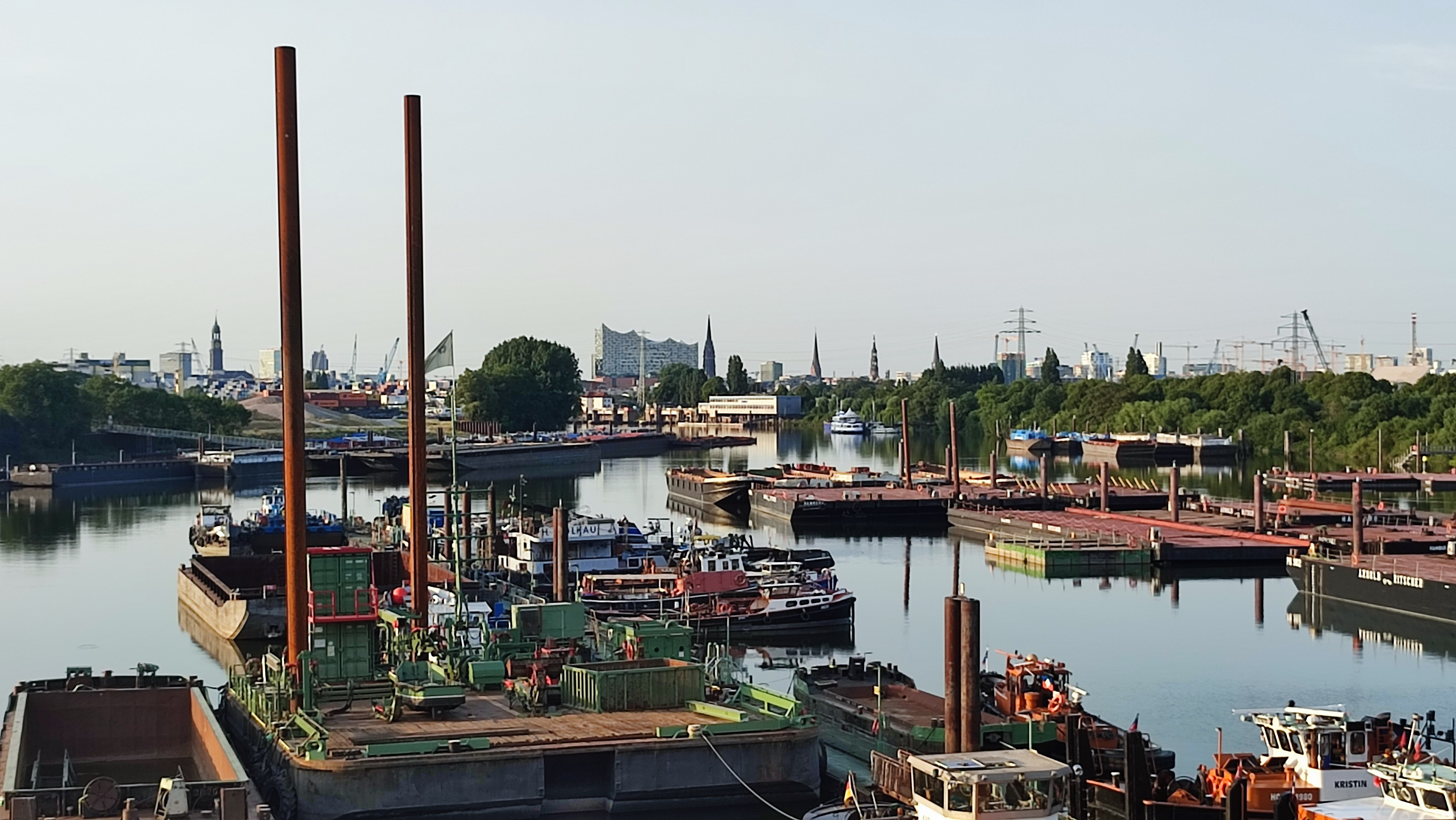 Binnenschiffhafen mit Hamburger Skyline