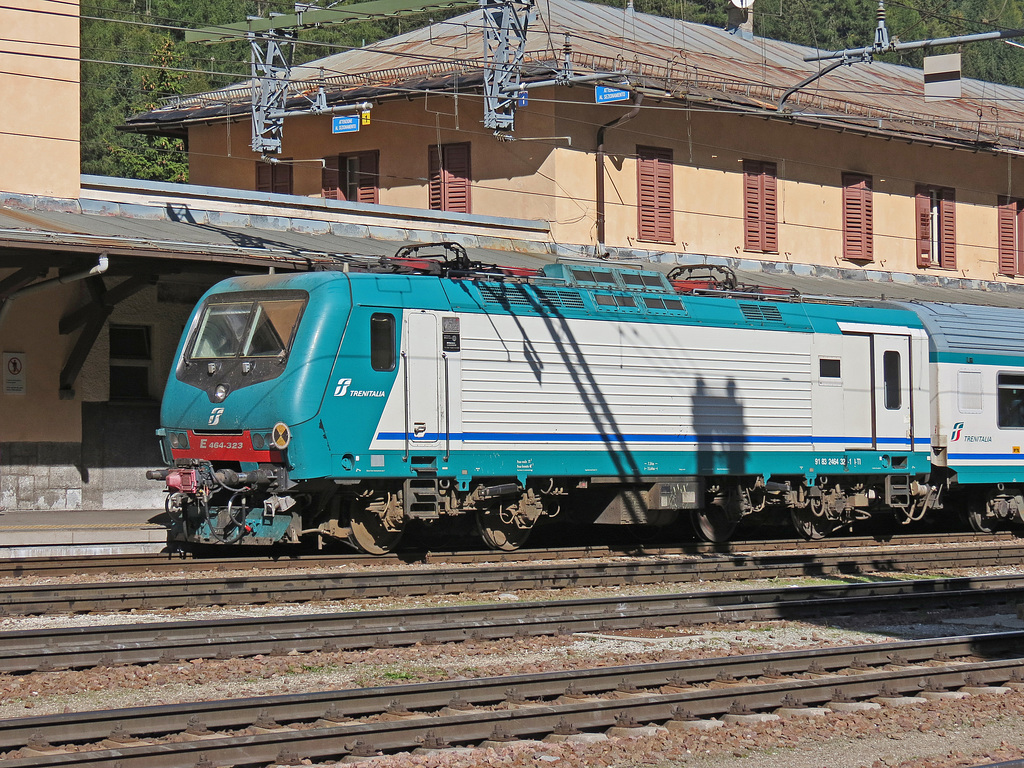 E 464.323 von TRENITALIA