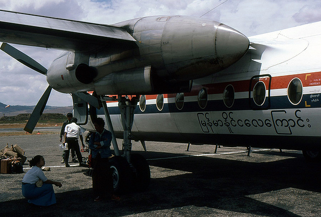 Letzte Vorbereitungen vor dem Start in Bagan zum Flug nach Rangun( Myanmar, Burma 1981 )