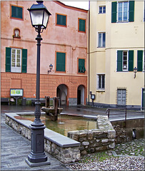 Un bel lampione acceso sulla piazza della fontana :1+2