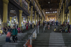 Eingang zur Shwedagon-Pagode (© Buelipix)