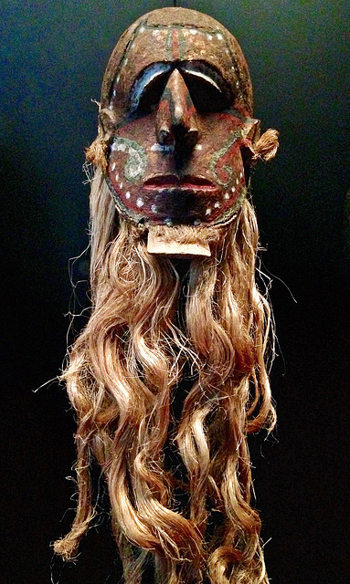 Comme les 2 précédents, ce masque mélanésien est porté par des hommes dépendants de sociétés secrètes chargées d'organiser divers rituels.