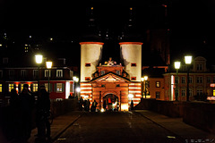 nachts auf der Alten Brücke in Heidelberg (© Buelipix)