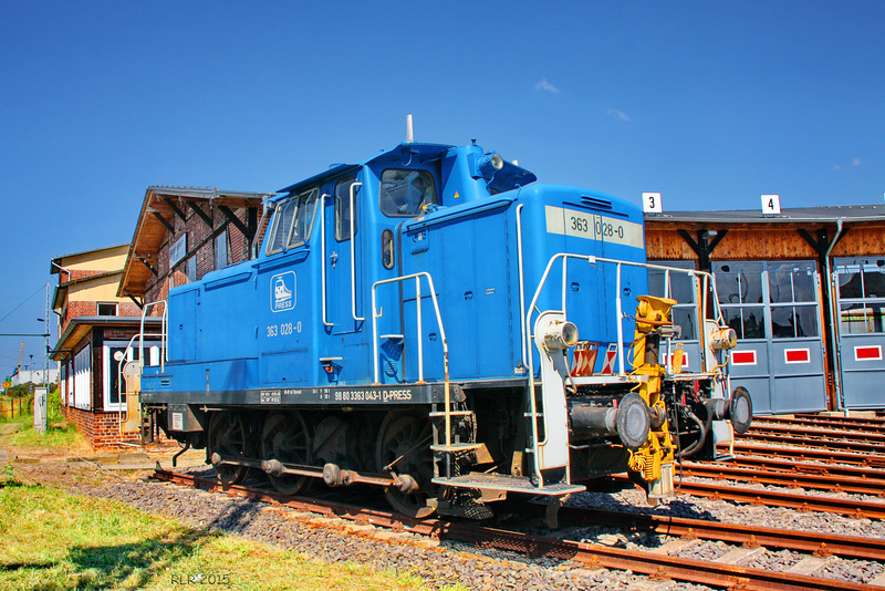 Wismar,  Diesellok V60 (PRESS 363 028-0) vor dem Lokschuppen