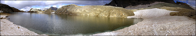 Panoramica del lago Sommellier - negli anni '60 sul ghiacciaio omonimo operava una scuola di sci estivo da luglio a settembre con 2 ski-lift per salire in quota sul ghiacciaio