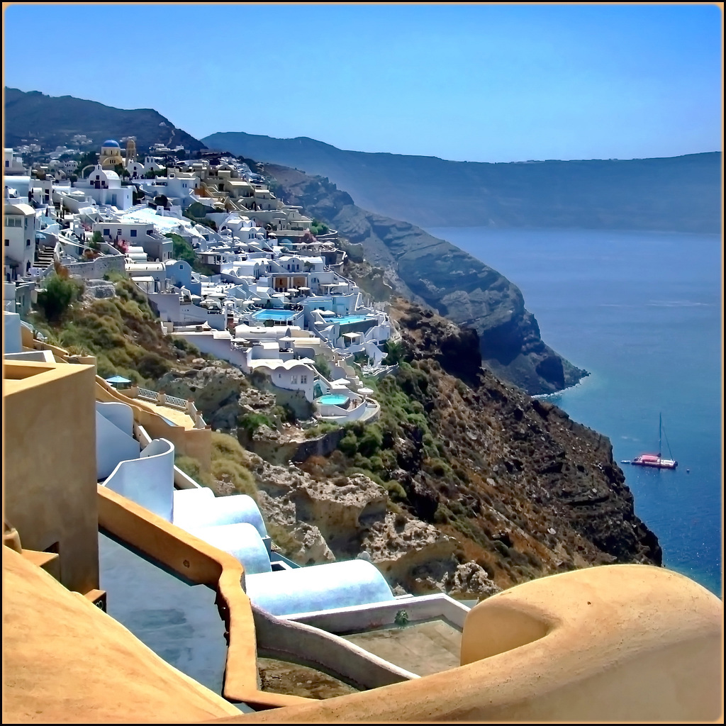 Santorini : Oia aggrappata alla roccia vulcanica