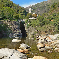 Logisch, Kirchlein an der Schlucht mit Brücken