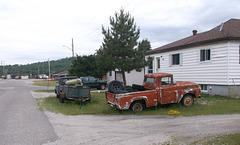 Deux camions anciens / Two trucks of yesteryear