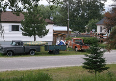 Two trucks of yesteryear / Deux camions anciens