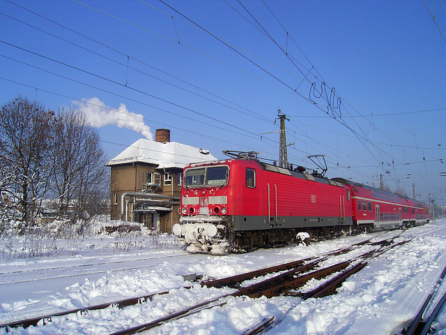 Eine mit einer unerkannten BR143 bespannten Regionalbahn aus Riesa kommend fährt in den Chemnitzer Hauptbahnhof ein.