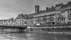 BESANCON: Le quai de Strasbourg, le pont Battant, l'église de la Madelaine01.