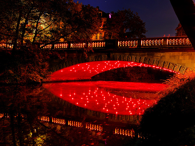 Jasperalleebrücke,  Nordseite - Evocation in Rot-Yvonne Goulbier