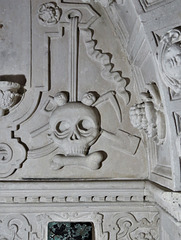 bovey tracey church, devon, skull, scythe, shovel detail of c17 tomb of nicholas eveleigh +1618 (2)