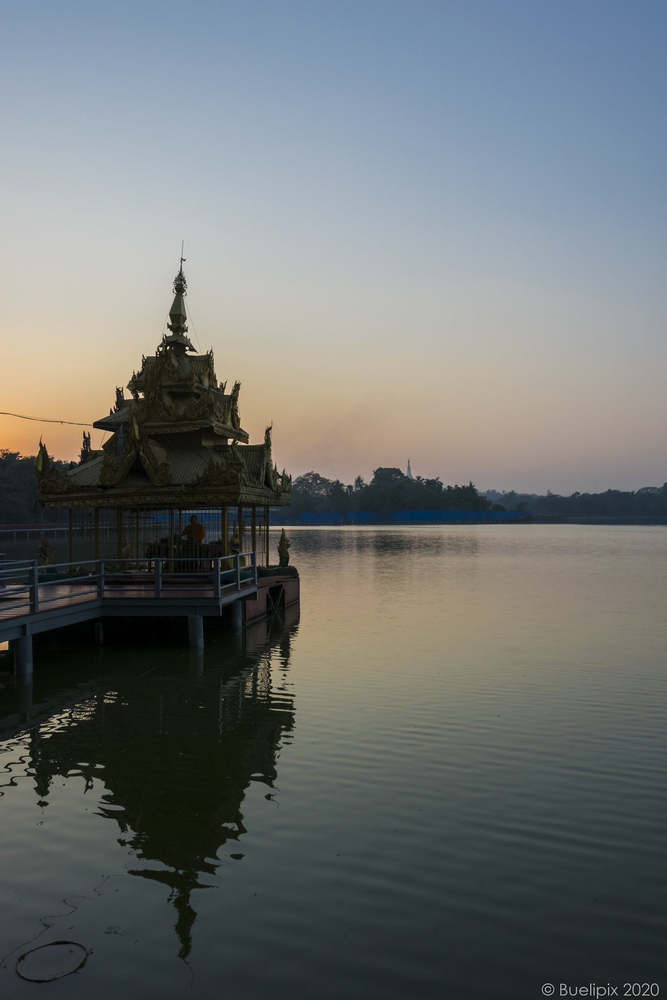 abends am Kandawgyi Lake in Yangon (© Buelipix)