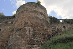 Détail des archères et des murs de la forteresse de Cluis