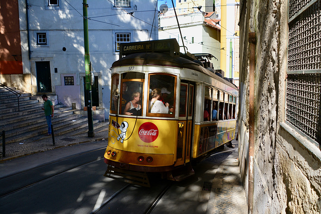 Lisbon 2018 – Eléctrico 577 racing down the Travessa São Tomé