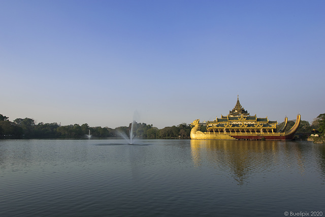 abends am Kandawgyi Lake in Yangon (© Buelipix)