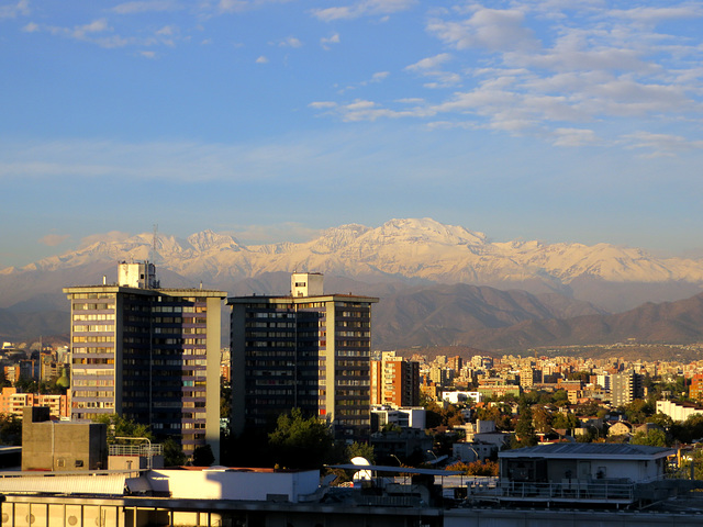 Vista de la serralada dels Andes  des de Santiago de Xile després de les primeres nevades de la tardor austral