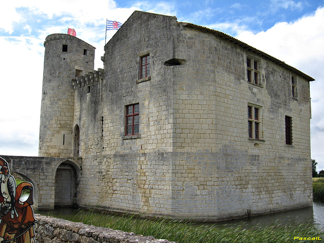 le chateau de Saint-Jean d'Angle le chateau de Saint-Jean d'Angle