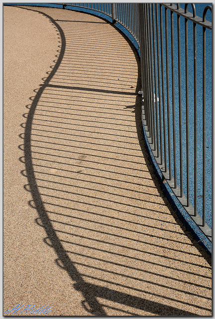 Curvy play fence