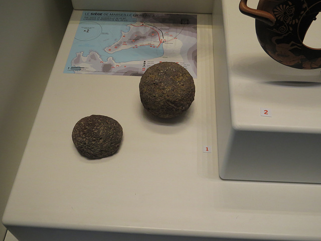 Musée de l'Histoire de Marseille : boulets de catapule.