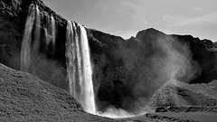 Seljalandsfoss: der abenteuerliche Wasserfall - Seljalandsfoss: the exciting waterfall