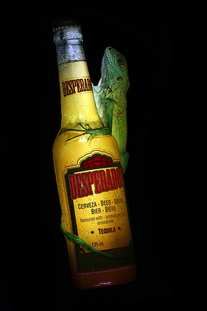 Enseigne lumineuse Desperados , chez un brocanteur .