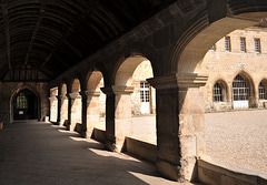 La galerie du cloître de l'abbaye du Moncel