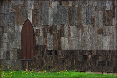 Holzkapelle mit Rindenfassade