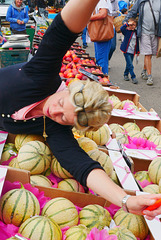 ...et soudain surgit la commerçante la plus déjantée du marché !